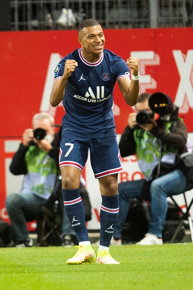 kaiyun sports-皇家马德里训练开放日,窗口期官宣签约引观众欢呼,社区盾在即,医务组通报恢复的简单介绍